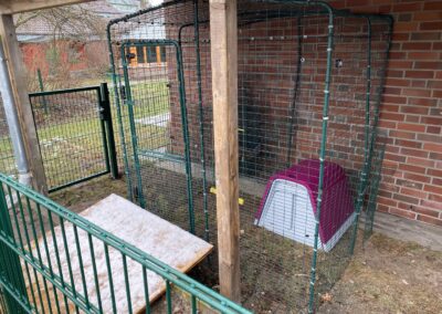 Der neue Hühnerstall der Grundschule Hude-Süd zeigt einen stabilen Zaun, ein geschütztes Nest und Platz zum Bewegen im Freien. Nach Ostern ziehen hier die Hühner ein.