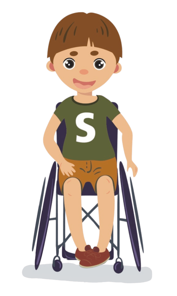 Ein fröhlicher Junge sitzt in einem Rollstuhl und trägt ein grünes T-Shirt mit einem 'S'. Seine Beinbekleidung ist beige und er hat braune Schuhe an.